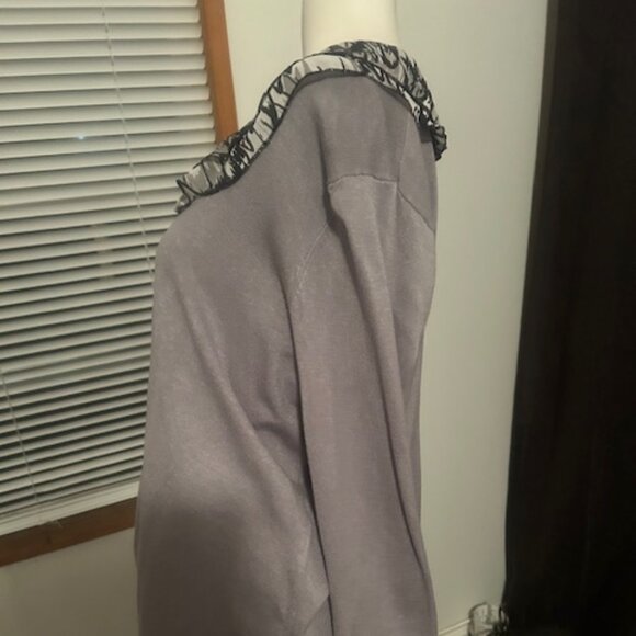 Fred David Gray Faux ruffle collar and sleeves faux button sweater, size 1X - Picture 3 of 5